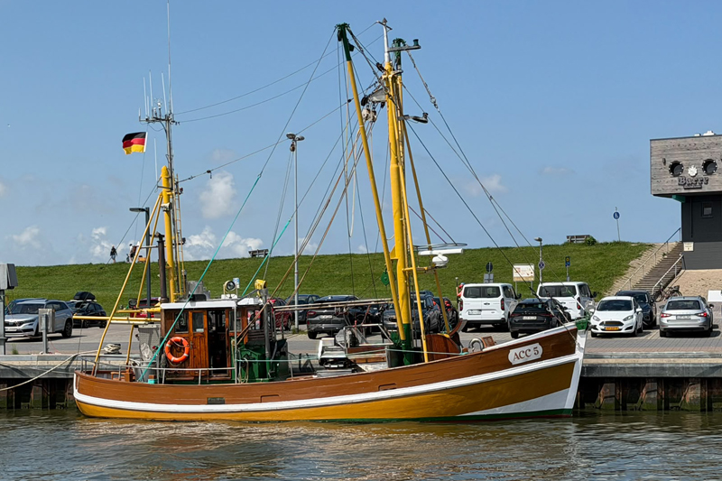 Historischer Holzkutter bei einer Touristenfahrt